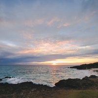 宮古島の海岸で見る夕焼けの日暮れ、太陽が沈む瞬間の写真