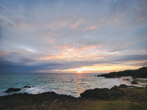 宮古島の海岸で見る夕焼けの日暮れ、太陽が沈む瞬間