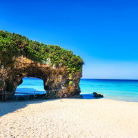 エメラルドグリーンの海に架かる宮古島の長い橋の写真