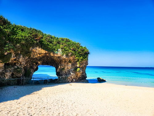 エメラルドグリーンの海に架かる宮古島の長い橋