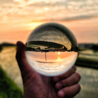 水晶玉から望む夕景の棚田の写真
