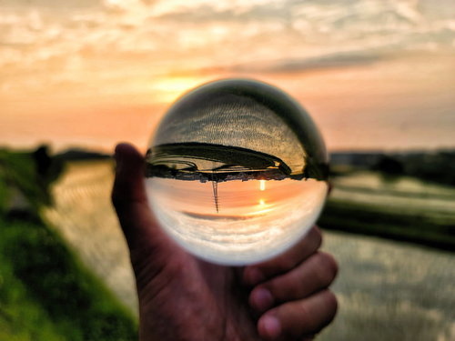 水晶玉に映る夕景の棚田