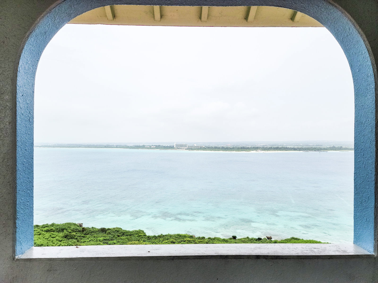 窓枠越しに見える宮古島の青い海と空