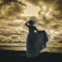 不気味な空模様とウェディングドレスの女性の写真