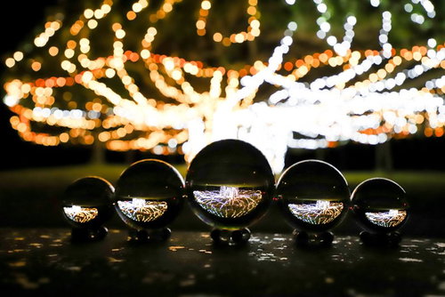 水晶玉とイルミネーションのボケ味 夜景ライトアップ