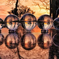 水晶越しに見る夕焼けとリフレクションの写真