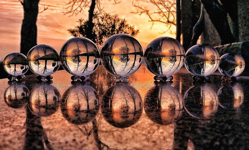 水晶越しに見る夕焼けとリフレクション