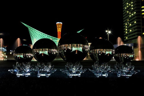ガラス玉の中に反転する神戸の夜景とポートタワー
