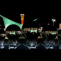 ガラス玉に閉じ込めた神戸ポートタワーの夜景の写真