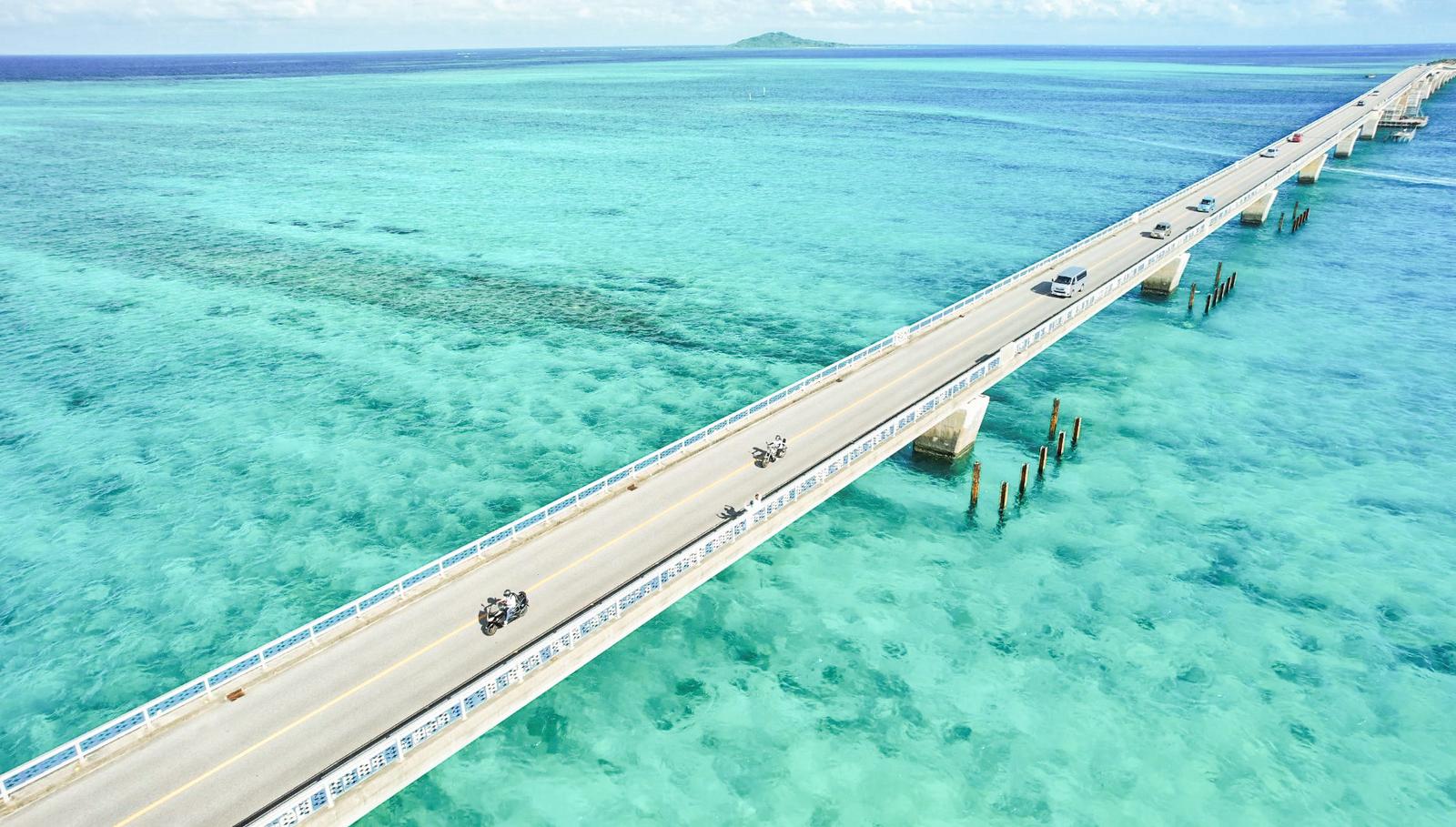 宮古島のエメラルドグリーンの海と白い砂浜の波打ち際を上空から撮影