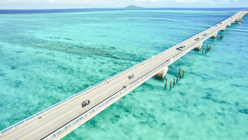 透明感あふれるエメラルドグリーンの海と白砂の波打ち際