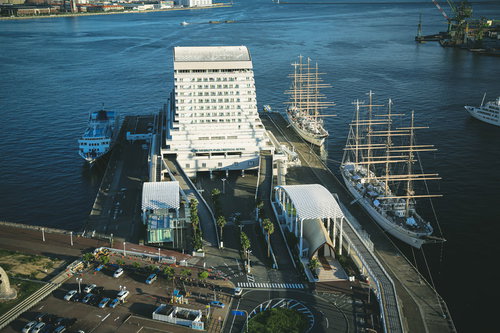 埠頭脇に停泊する白いフェリー船と港湾施設