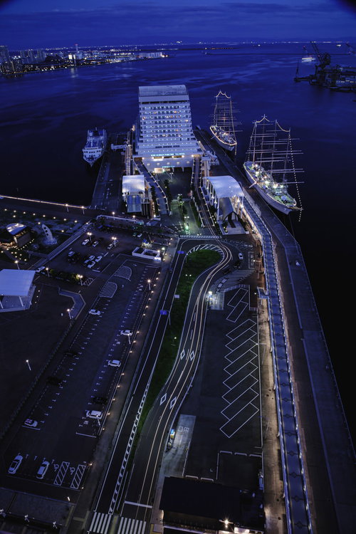暗闇に浮かび上がる神戸埠頭の夜景とフェリー