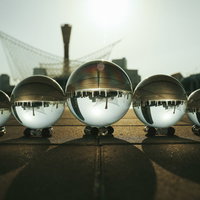 水晶球と路面に伸びる影｜街並み映り込みと反射効果の写真