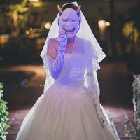 憤怒の表情で挙式するウェディングドレスの女性の写真