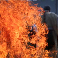 門戸厄神の大護摩で激しく燃え上がる炎と煙の写真