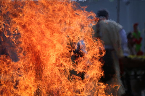 門戸厄神の大護摩で激しく燃え上がる炎と煙