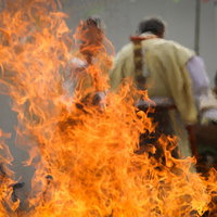 門戸厄神の護摩の炎の陽炎と信仰者たちの祈りの情景の写真
