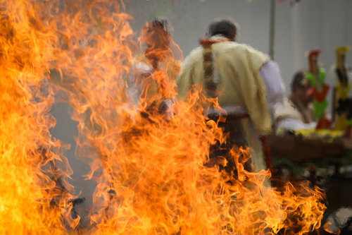 門戸厄神の護摩の炎の陽炎と信仰者たちの祈りの情景