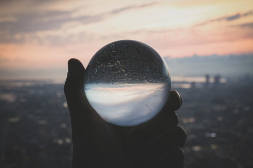 高層階から望む街並みと夕焼けに映る水晶球