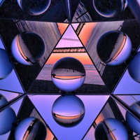 鏡に反射した夕焼けとガラス玉が織りなす万華鏡模様の写真