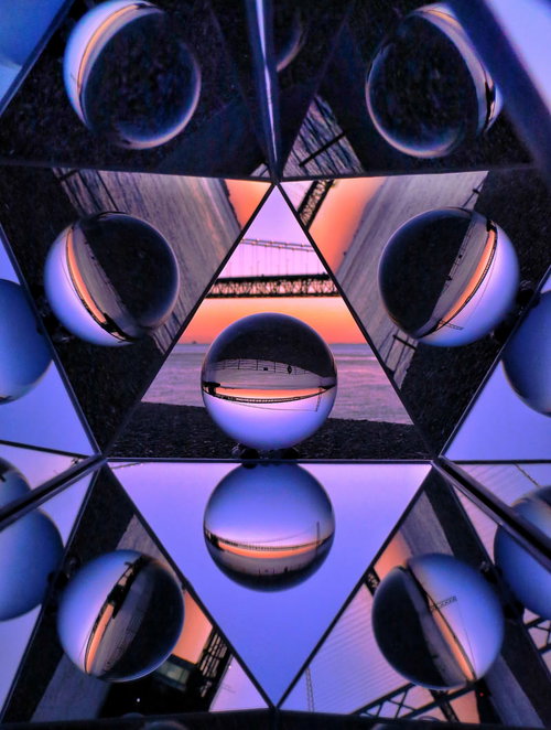 鏡に反射した夕焼けとガラス玉が織りなす万華鏡模様