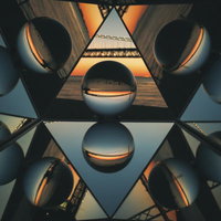 ガラス玉に映るサンセット万華鏡・夕焼け色の対称幾何学模様の写真