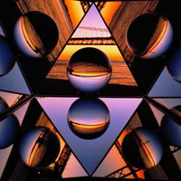 夕焼けを映した反射鏡とガラス玉の万華鏡、光と影の幾何学模様の写真