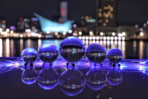 兵庫の夜景をリフレクションする透明な水晶玉の