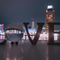 水晶玉に映る兵庫のナイトスポットと夜景風景の写真