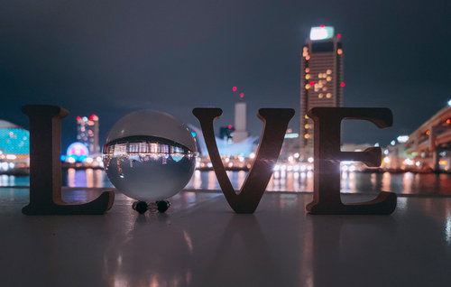 水晶玉に映る兵庫のナイトスポットと夜景風景