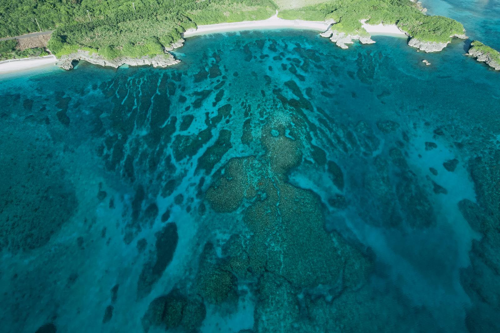 宮古島の白い砂浜とターコイズブルーの海を上空から撮影した写真