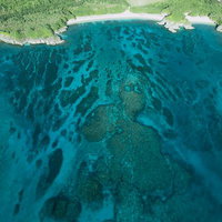 宮古島の透き通った海岸を空から撮影した風景の写真