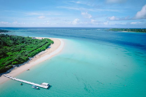 宮古島の前浜ビーチから望む来間大橋と水平線