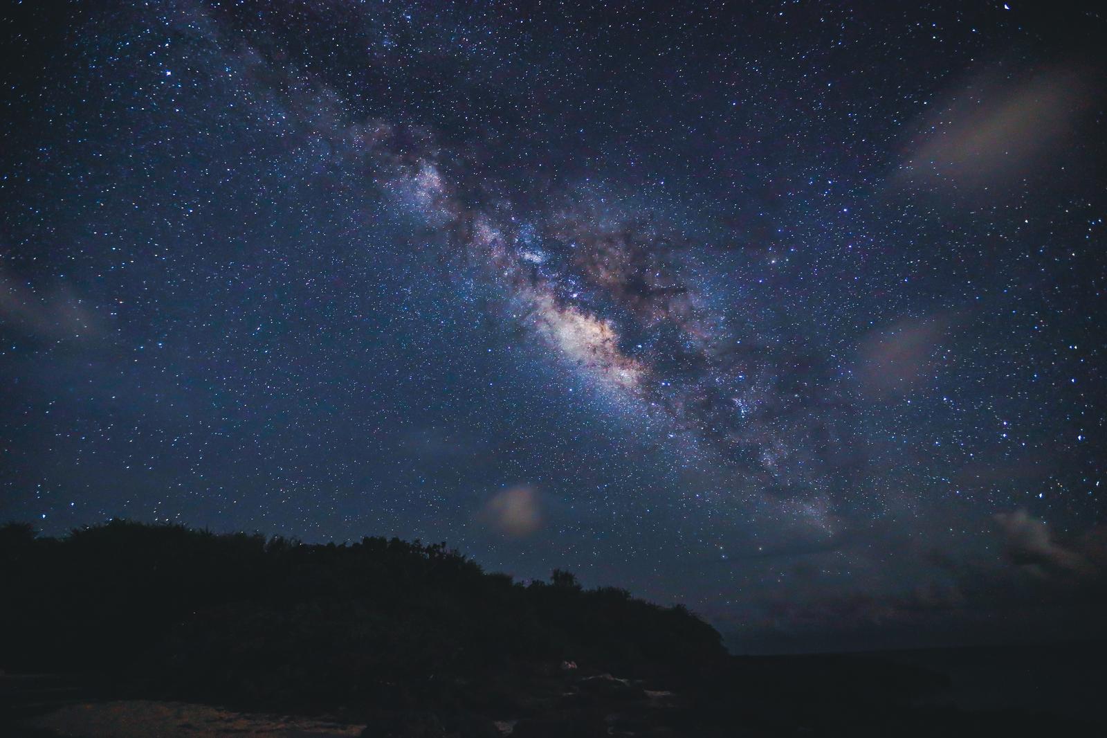 宮古島の夜空に浮かぶ天の川と満天の星