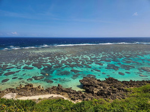 沖縄県宮古島の海岸から眺める水平線と珊瑚礁