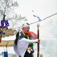 お焚き上げ供養中に炎を前にする住職の祈りの姿の写真