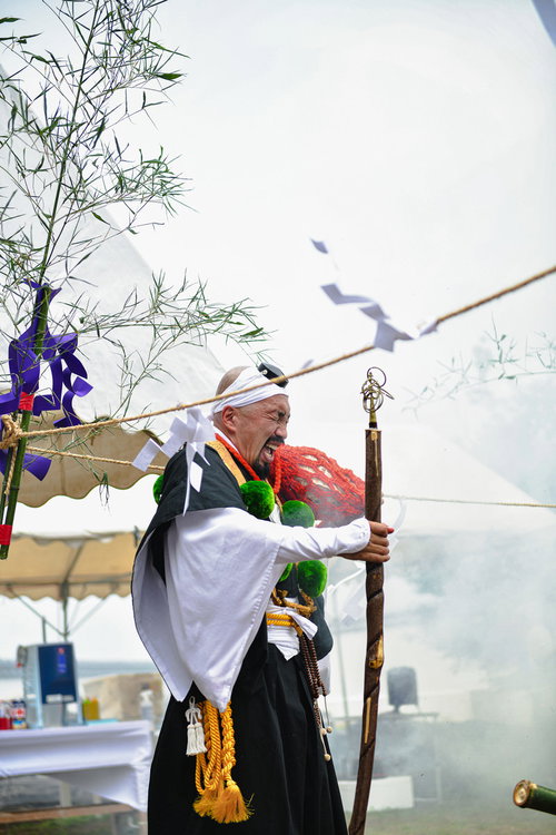 お焚き上げ供養中に炎を前にする住職の祈りの姿