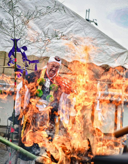 舞い上がる炎と僧侶が行うお焚き上げの儀式