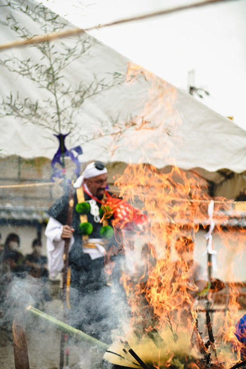 境内で行われるお焚き上げの供養の炎が力強く燃え上がる儀式風景