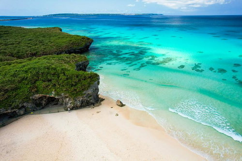 宮古島のエメラルドビーチと岩崖の俯瞰