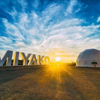 宮古島の朝焼けとMIYAKOモニュメントの写真