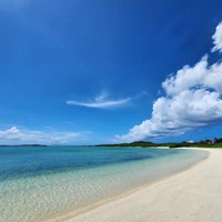 宮古島のコバルトブルーの海と白い砂浜のビーチリゾートの写真