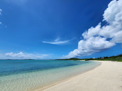 宮古島のコバルトブルーの海と白い砂浜のビーチリゾート