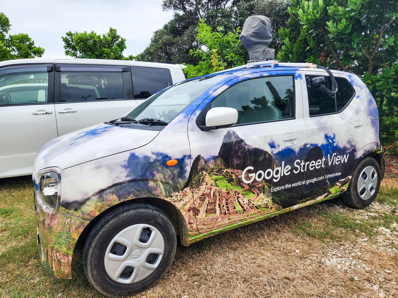 宮古島に駐車するGoogle Street View撮影車。側面に遺跡の画像ラッピング
