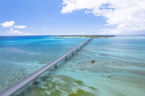 池間大橋と透き通った宮古島の海 ドローン撮影