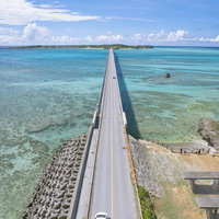 長く伸びる池間大橋から望む宮古島のターコイズブルーの海と絶景の写真