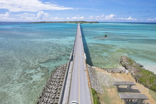 長く伸びる池間大橋から望む宮古島のターコイズブルーの海と絶景