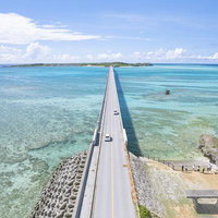 宮古島と池間島を結ぶ池間大橋を上空から見た景観の写真