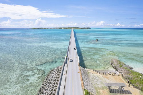 宮古島と池間島を結ぶ池間大橋を上空から見た景観